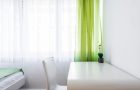 Accentuera din fotovägg med gröna gardiner
